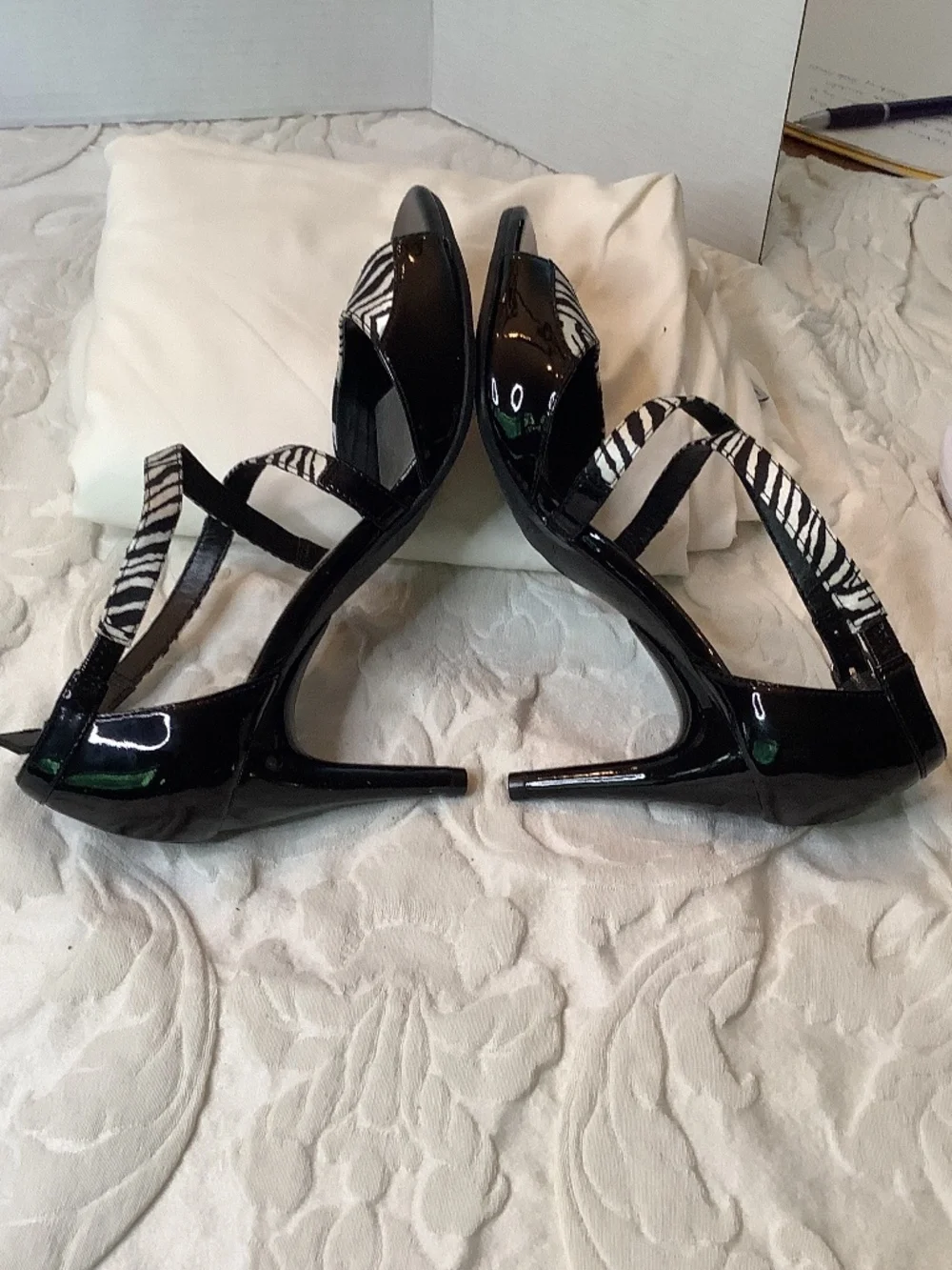EUC Dana Buchman black & Zebra crisscross heels sz.8
